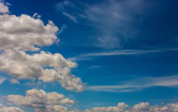 空中空と雲背景雲と太陽と青い空 — ストック写真