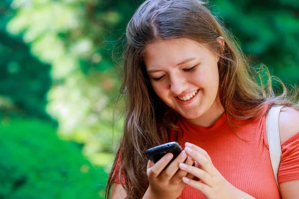Smiling Young Good Teen Girl Reading Messages Social Networks Cell — Stock Photo, Image