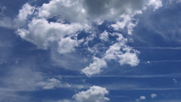 Fehér felhők, repülő a kék ég a nap sugarai 4k felbontású videót — Stock videók