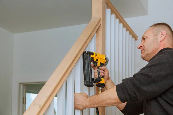 Wie Man Mit Einem Luftgewehr Ein Geländer Für Treppen Nagelt — Stockfoto