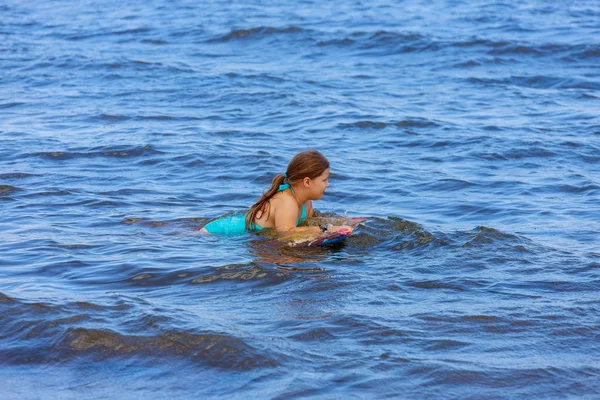 Feliz Bebê Menina Jovem Surfista Passeio Prancha Surf Família Verão — Fotografia de Stock