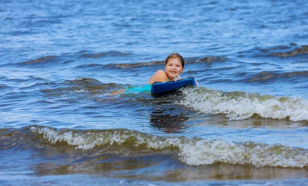 Adorável Pequena Menina Jovem Surfista Com Bodyboard Uma Diversão Pequenas — Fotografia de Stock