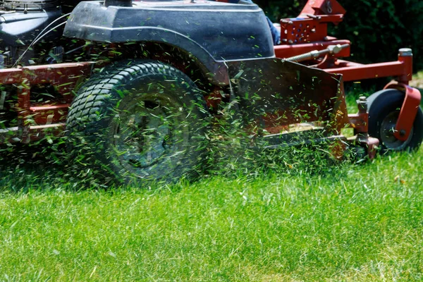 Närbild Grassmower Klippa Gräset Med Gräsklippare — Stockfoto