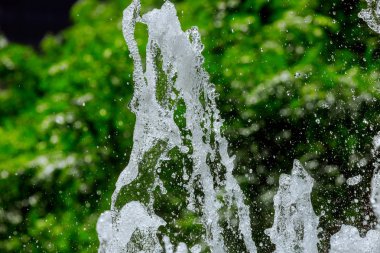 Güzel çeşme su spashing Park üzerinden akan suya.