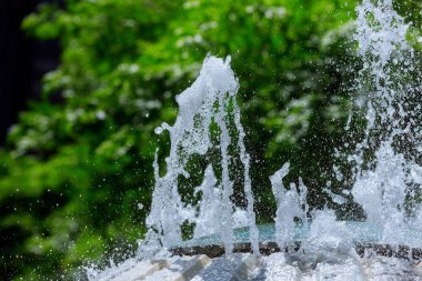 Splash su çeşme su damla sıçrayan. Taze, mavi su.