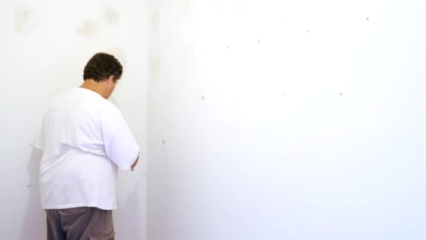 Le travail des travailleurs s'aligne sur un mur de spatule — Video