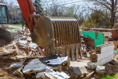 Ekskavatör büyük beko ahşap plakalar ve moloz ve harabeleri tarafından yıkılmış olan eski ev