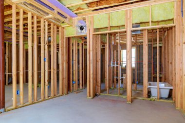 Ahşap çerçeve yapım aşamasında ahşap çerçeve duvar ve tavan veya kat kiriş üzerinde yeni bir İnşaat Sanayi