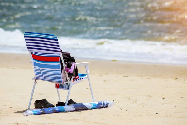沙滩椅沙滩和夏日帽海滩俯瞰海洋家庭度假 — 图库照片