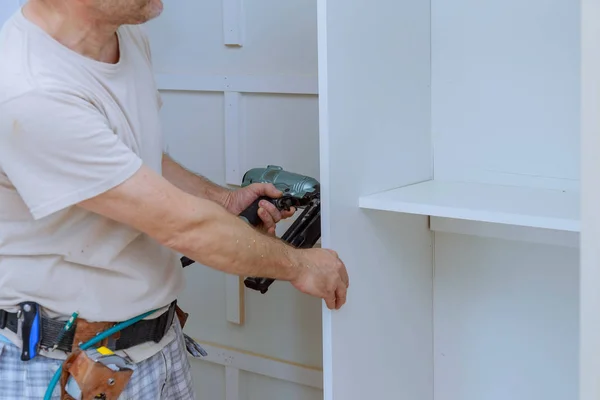 Hombre Instalar Estantes Madera Soportes Pared Instalar Estante — Foto de Stock