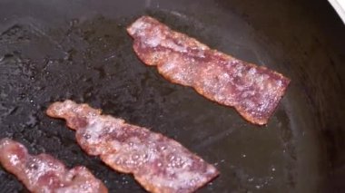 Pancetta pastırma bir yapışmaz tavada kızartma tavası içine konduğunu pastırma.