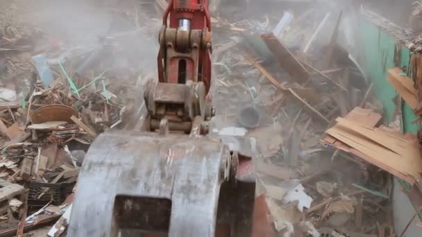 Gamla hus rivits av en stor grävskopa — Stockvideo