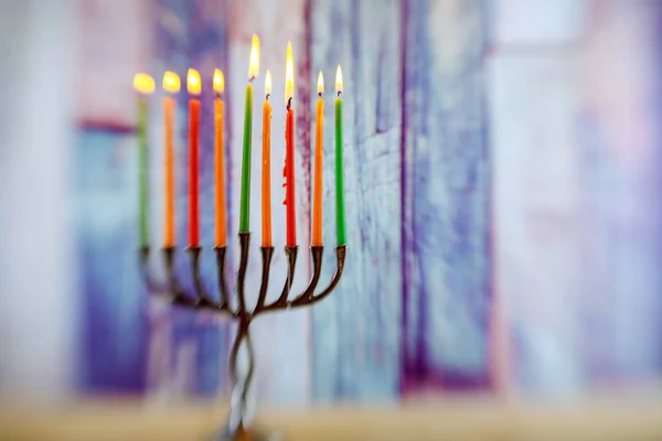 Menora Mit Kerzen Für Chanukka Gegen Defokussiertes Licht Nahaufnahme — Stockfoto