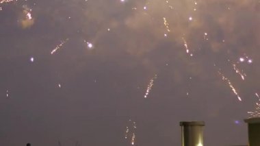 Manhattan'ın havai fişek ile gece şehir üzerinde havai fişek