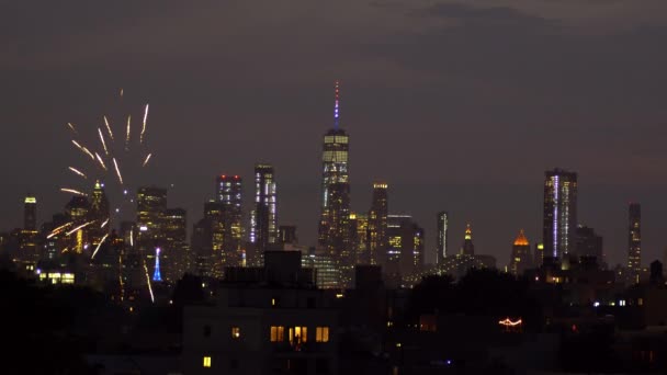 NOVA CIDADE DA IORQUE - JUL 4: Fogos de artifício do Dia da Independência acima do horizonte de Manhattan em 4 de julho , — Vídeo de Stock
