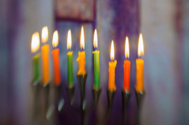 Yahudi bayramı, bayram sembolü Hanuka Parlayan Hanuka Menorah yumuşak odağı