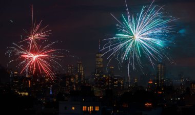 Manhattan, New York üzerinden havai fişekler. ABD Bağımsızlık günü kutluyor