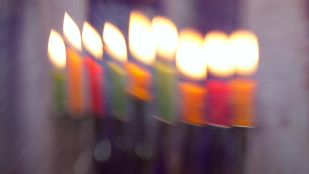 Juive vacances symboles Hannukah - menorah lumières déconcentrées foyer doux sélectif — Video