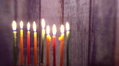 Yedi Kollu Şamdan mumlar için Hanukkah karşı ufuk ışık seçici yumuşak odak ile,