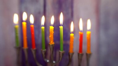 Yahudi sembolü Yahudi tatil Hanukkah menorah geleneksel mumluk seçici yumuşak odak ile