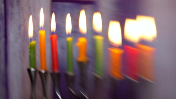 Yahudi tatil hannukah sembolleri - menorah ışık seçici yumuşak odak defocused. — Stok video