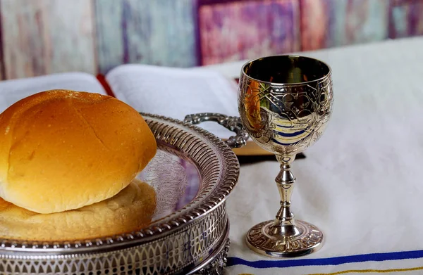 Kommunionempfang Glas Mit Rotwein Brot Und Der Heiligen Bibel Auf — Stockfoto