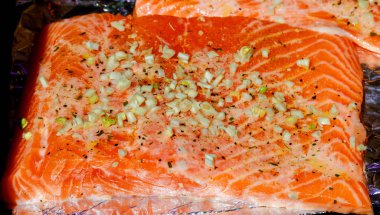 Alev üzerinde ızgara somon biftek. Barbekü ızgara, yakın çekim