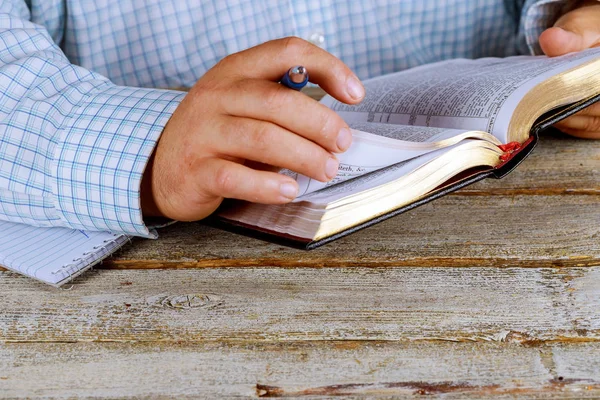 Hombre Sostiene Bolígrafo Mano Con Libro Abierto Santa Biblia Yace —  Fotos de Stock