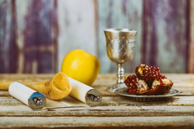 Totah, apple ve ahşap masa shofar, tatlım ve bokeh arka plan üzerine nar nar