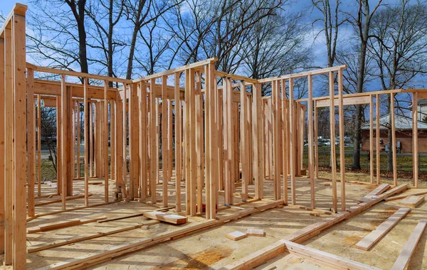 框架结构木结构木房子家庭 特写新的棍子修造了在家在建筑之下在蓝天之下 房地产概念背景 — 图库照片