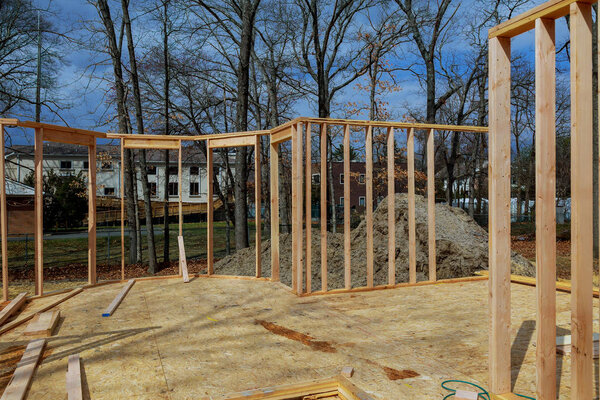 Деревянный каркас интерьера нового строящегося дома
