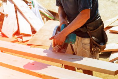 Yeni ev constructiion projesi yüklenici el kullanarak bina panoları kesmek için solucan sürücü daire testere düzenlenen
