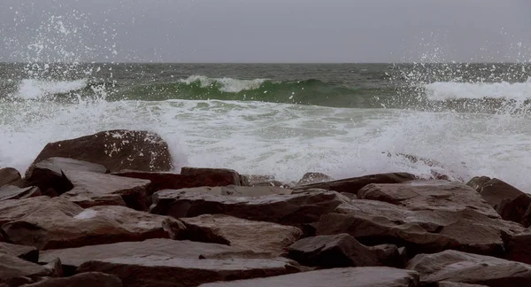 绿色和白色泡沫印度洋波浪在海滩滚动 — 图库照片