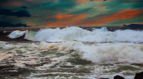 Невероятные Пенные Волны Изумительный Пляжный Закат Бесконечным Горизонтом Одинокими Фигурами — стоковое фото