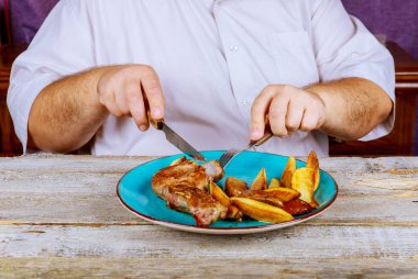 Adam besleyici bir yemek Restoran domuz biftek ile kızarmış patates