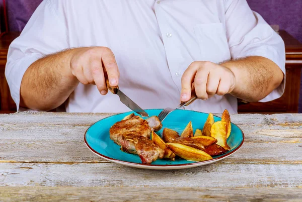 Adam besleyici bir yemek Restoran domuz biftek ile kızarmış patates