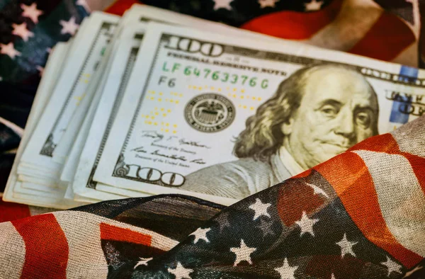 Сто Долларов Фоне Американского Флага — стоковое фото