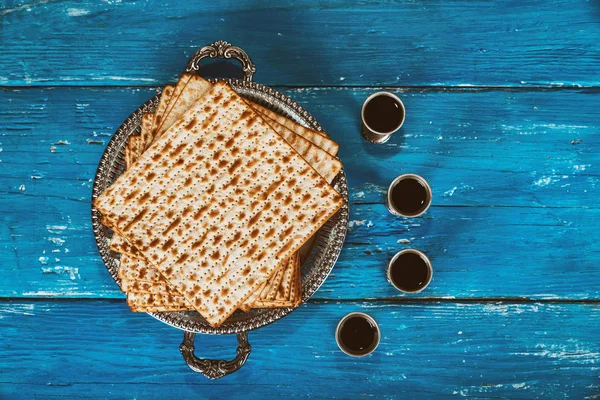 Pesah Celebration Concept Jewish Matzah Bread Four Glasses Wine Passover — Stock Photo, Image