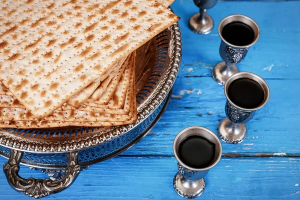 Matzot Und Rotwein Vier Gläser Mit Symbolen Des Pessachfestes — Stockfoto