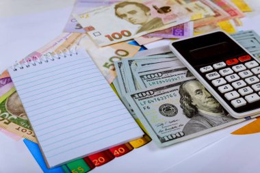 Para multicurrency arka planını dolar ABD ve Ukrayna hryvnias ayarla