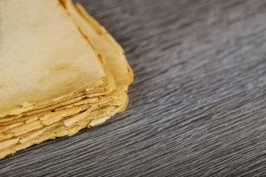 Açılan yok boş eski ahşap arka plan üzerinde kitap sayfaları