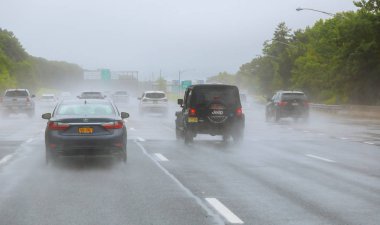 Sisli yağmurlu bir gün karayolunda trafik. Trafik ışığı araçlarda