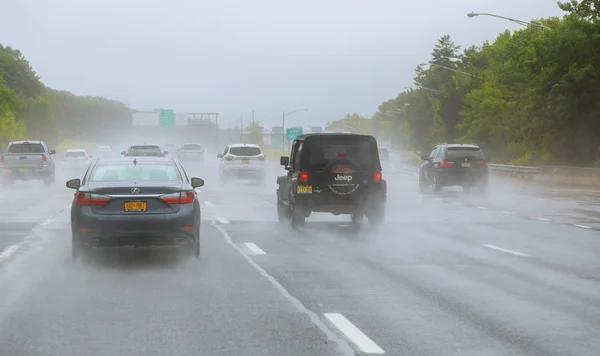비오는 날에는 고속도로에 소통량입니다 자동차 신호등에 — 스톡 사진