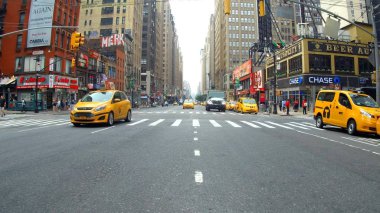New York, Amerika Birleşik Devletleri - 04 Temmuz, 2018: sarı taksi trafik Manhattan'ın New York City, New York 4 k Hd video görüntüsünü oluşturma