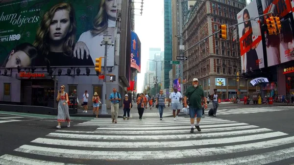 ニューヨーク アメリカ合衆国 2018 歩くとニューヨーク通りタイムズスクエア日 ビデオを通過を通過するトラフィックの人々 — ストック写真