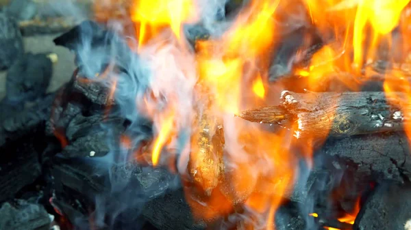 Barbecue Grill flamme feu charbon de bois fond de barbecue — Photo