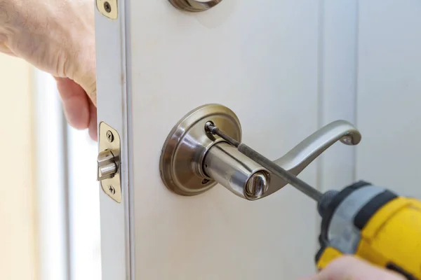 Manitas Reparación Cerradura Puerta Las Manos Del Trabajador Instalación Nuevo —  Fotos de Stock