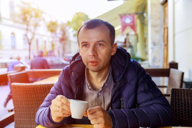 Sokakta espresso kahve molası bir kafede oturan adam açık havada