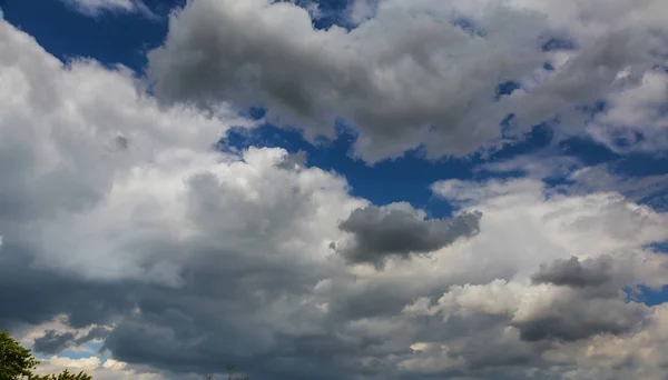 広大な空中青空と雲空 晴れた日 — ストック写真