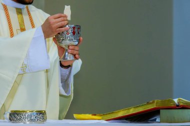 Ekmek, şarap ve İncil ayin ya da cemaat için, şarap için dua